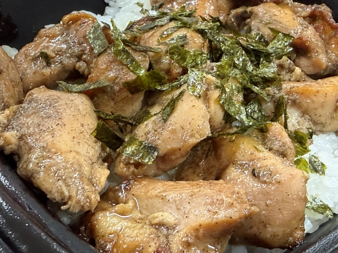 黒胡椒仕立てのかしわバター丼 セブンイレブン