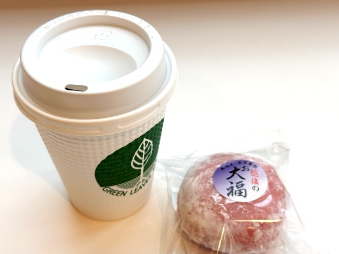 ホットコーヒーと越後のお大福 さつまいもあん