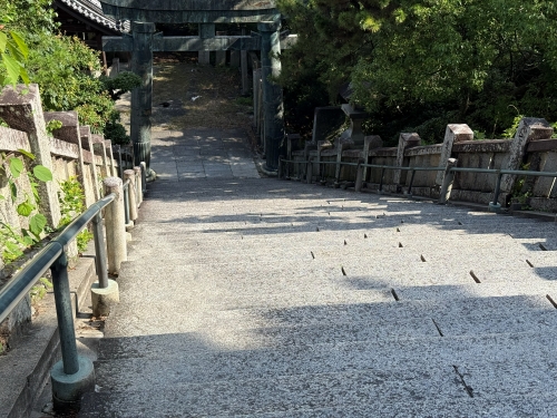 琴弾八幡宮の階段3